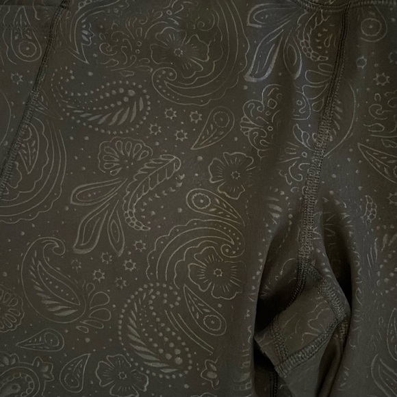 Old Navy women’s Active Black Floral capri Leggings XL TALL - Picture 3 of 6